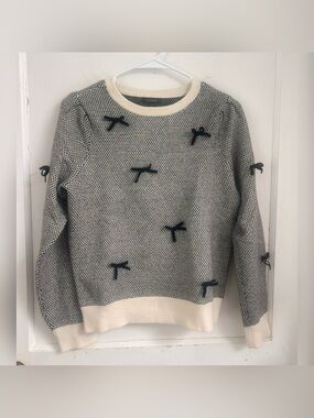 Halogen Feminine Romantic
Bow Sweater with Bow Accents
Size S